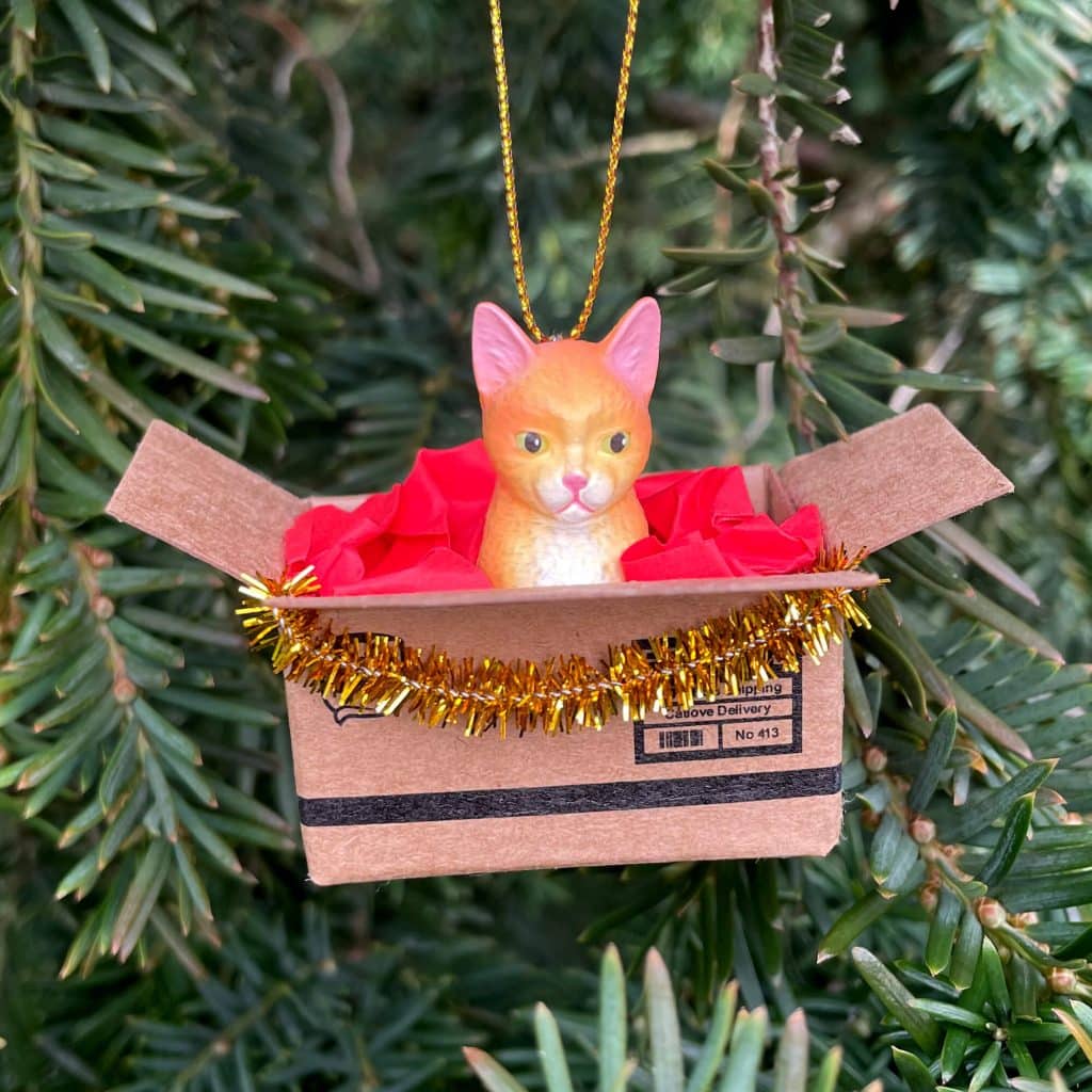 Christbaumanhänger Katze im Karton mit Goldglitzer, orange