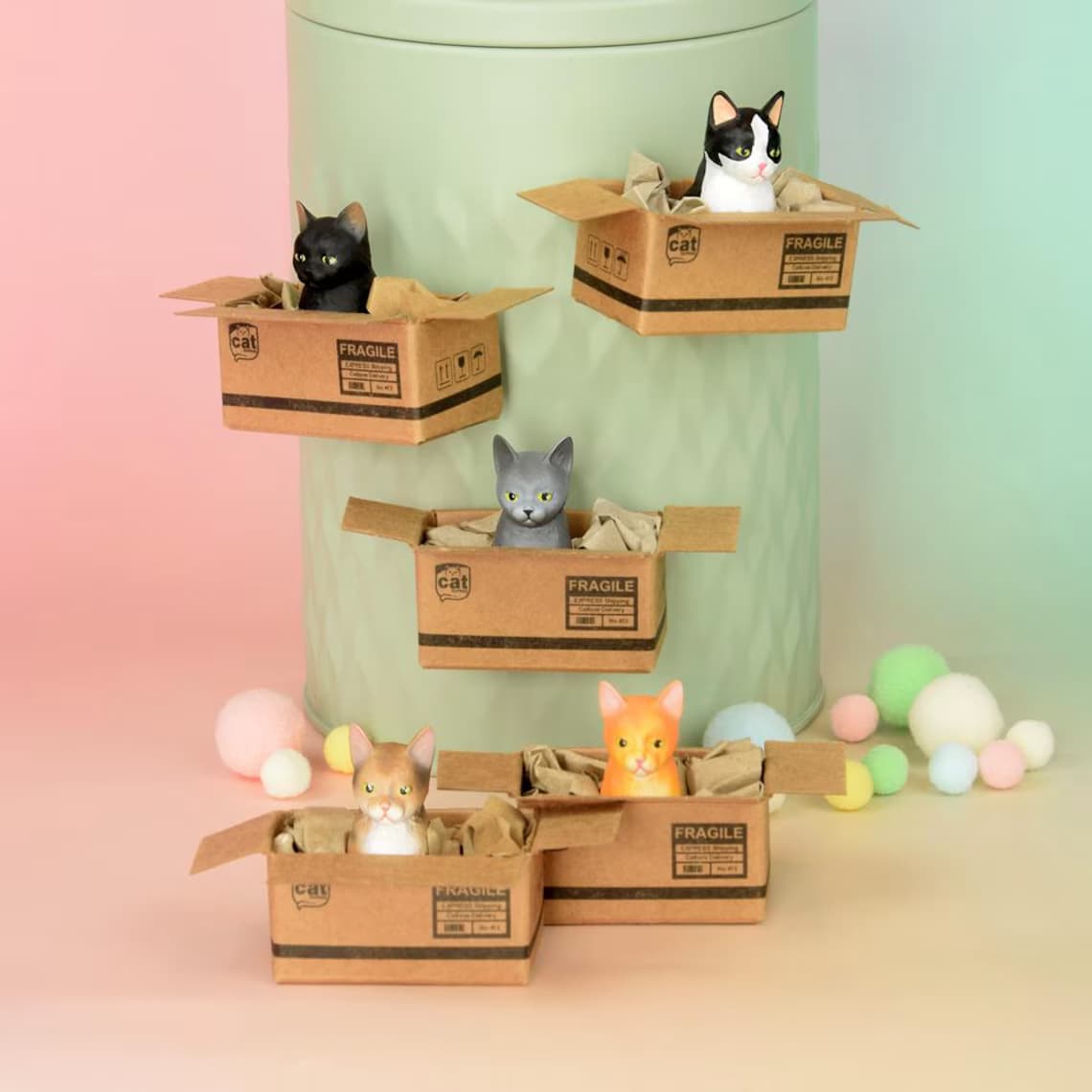 Fünf Katzenmagnete in Mini-Pappkartons – schwarz, schwarz-weiß, grau, getigert-orange und beige – im Katzenmuddi-Stil