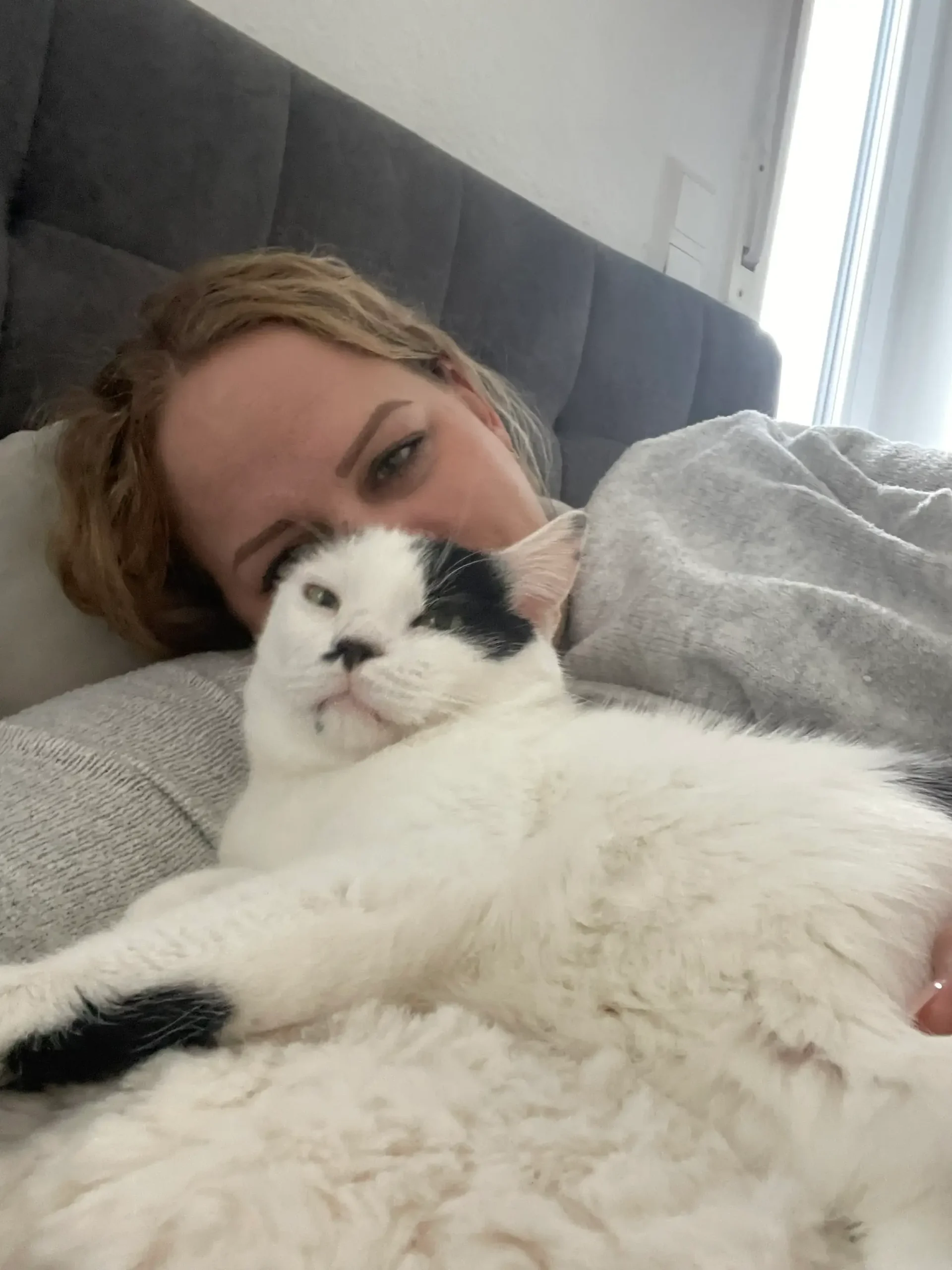 Saskia Kanne kuschelt mit ihrem einohrigen Kater Misho