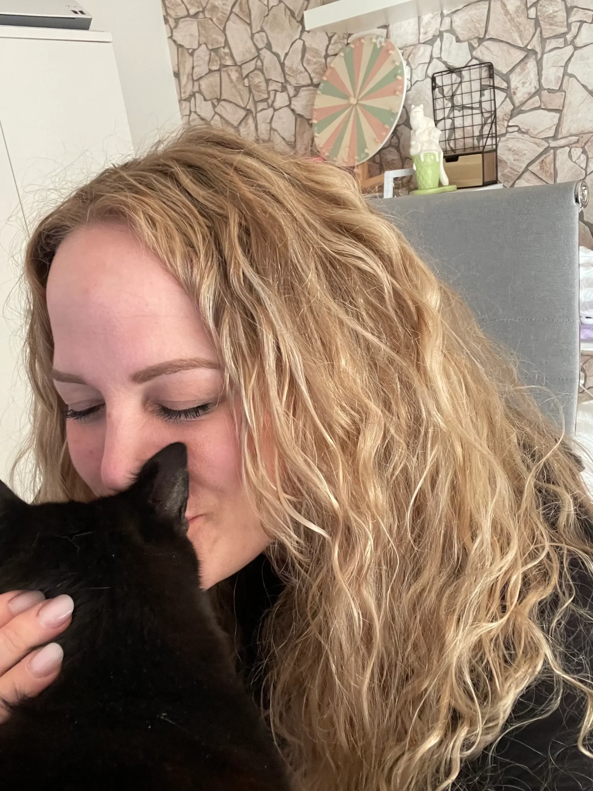 Saskia gibt ihrer Katze Tutti einen Kuss
