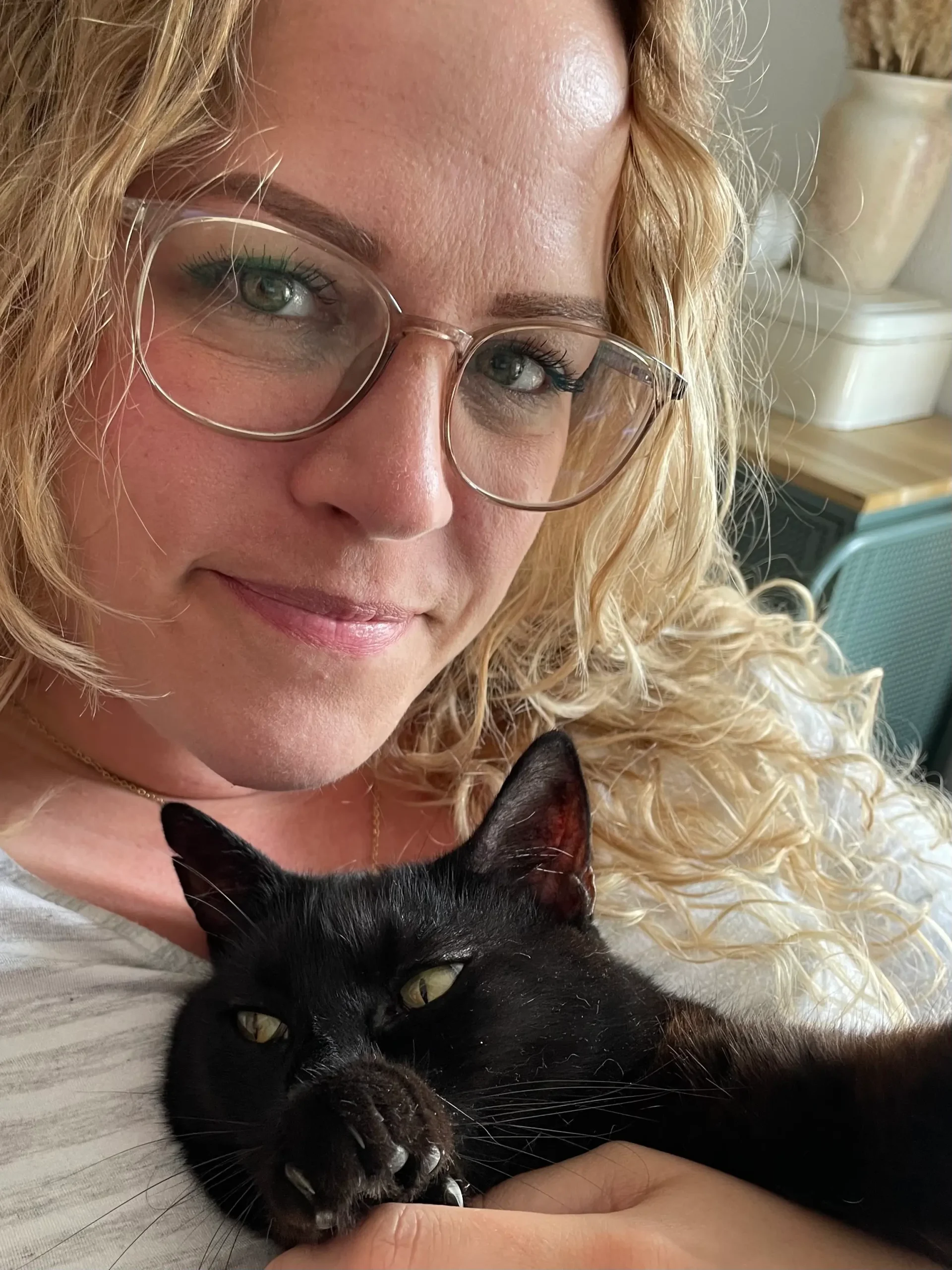 Saskia von Katzenmuddi mit ihrer schwarzen Katze Tutti im Arm