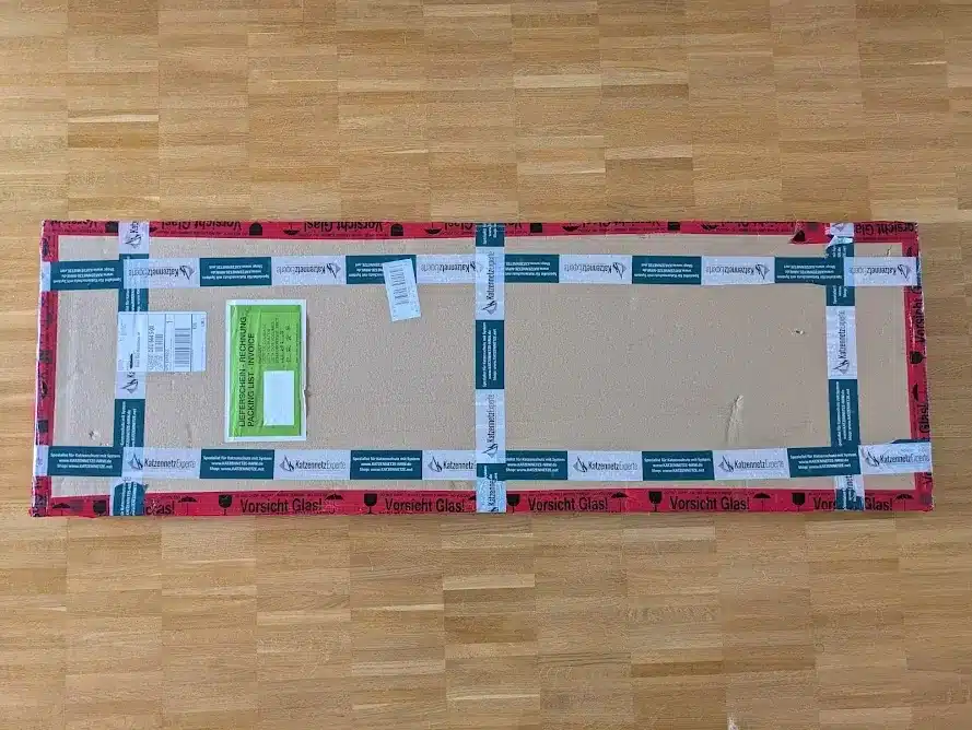 Das Katzengitter für das Fenster kommt fertig montiert und gut verpackt an
