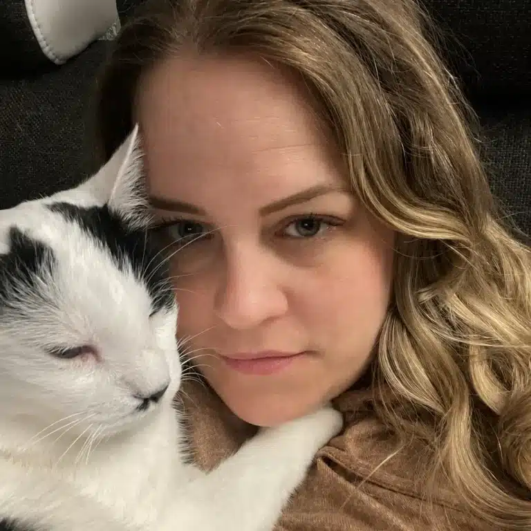 Katzenmuddi Gründerin Saskia kuschelt mit ihrem adoptierten Tierschutzkater Misho