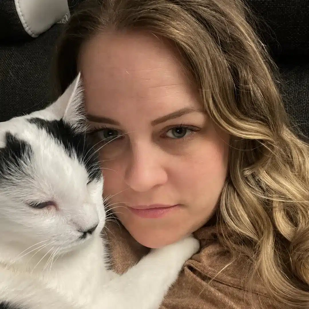 Katzenmuddi Gründerin Saskia kuschelt mit ihrem adoptierten Tierschutzkater Misho