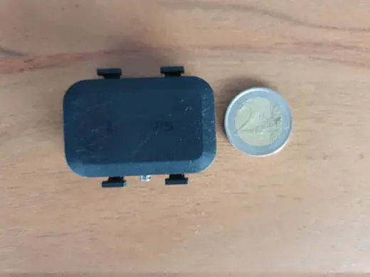 PAJ PET Finder 4G Mini neben einer Zwei-Euro-Münze