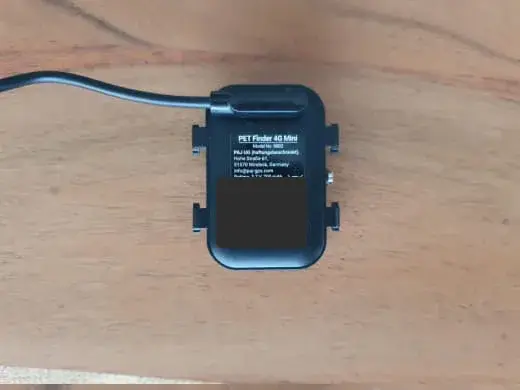 Rückseite des PAJ PET Finder 4G Mini beim magnetischen Laden