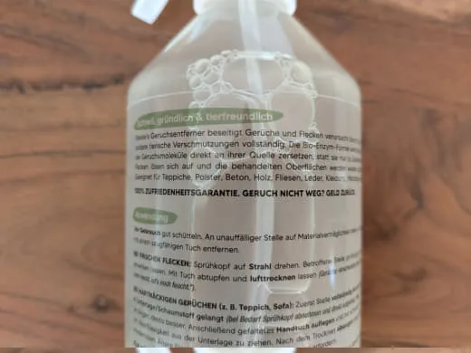 Nahaufnahme der Anwendungshinweise auf der Rückseite des Pawlie's Geruchsentferners