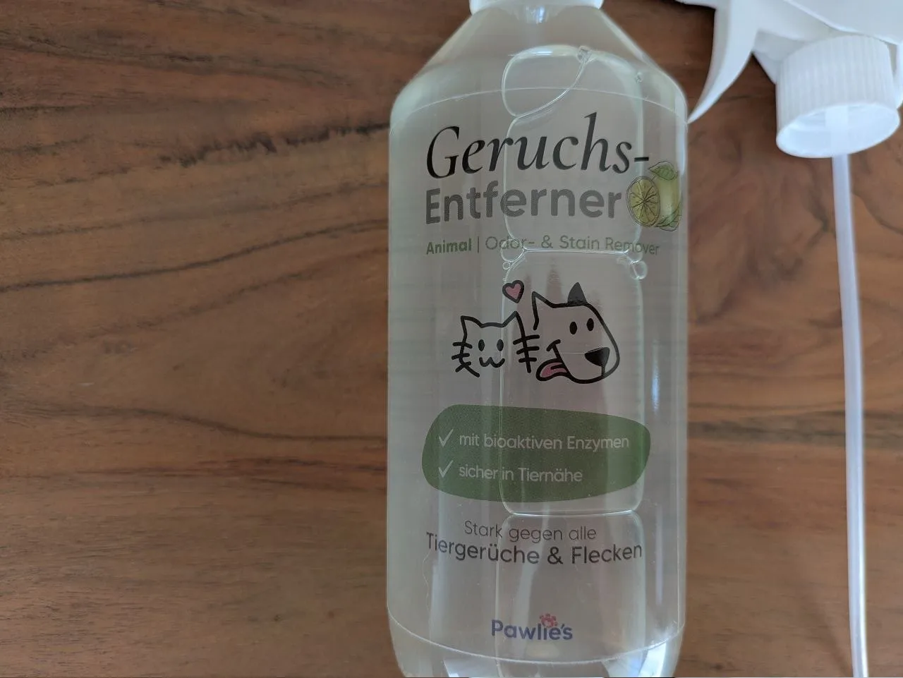 Vorderes Etikett des Pawlie's Geruchsentferners mit Hunde- und Katzenmotiv