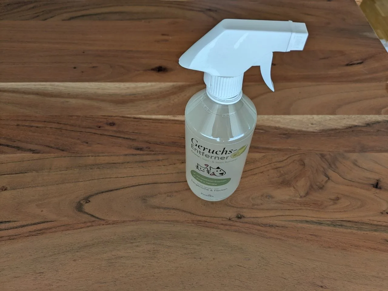 Pawlie's Geruchsentferner mit aufgeschraubtem Sprühkopf auf einem Holztisch