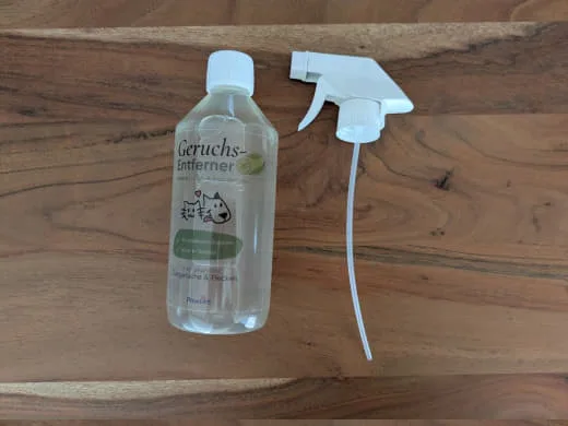 Pawlie's Geruchsentferner-Flasche mit Schraubverschluss und separat liegendem Sprühkopf