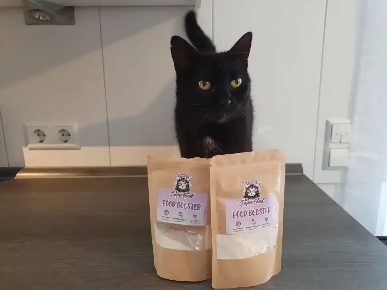 Zwei Packungen Porta21 Superfood Food Booster vor Katze Tutti