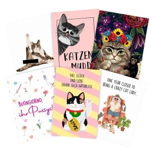 Überlappend angeordnete Postkarten mit Katzenmotiven und humorvollen Sprüchen