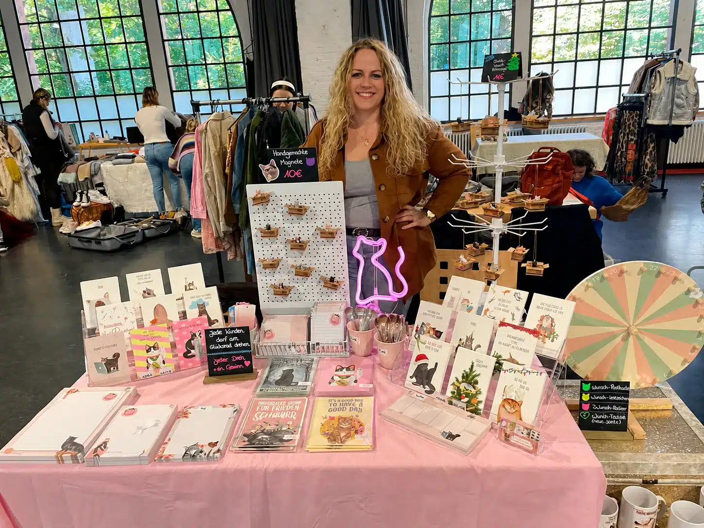 Saskia am Katzenmuddi Stand mit Karten, Schreibblöcken und handgemachten Katzenprodukten