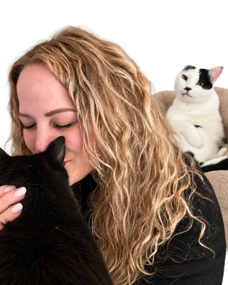 Saskia mit ihren Katzen Misho und Tutti – die Gesichter hinter Katzenmuddi