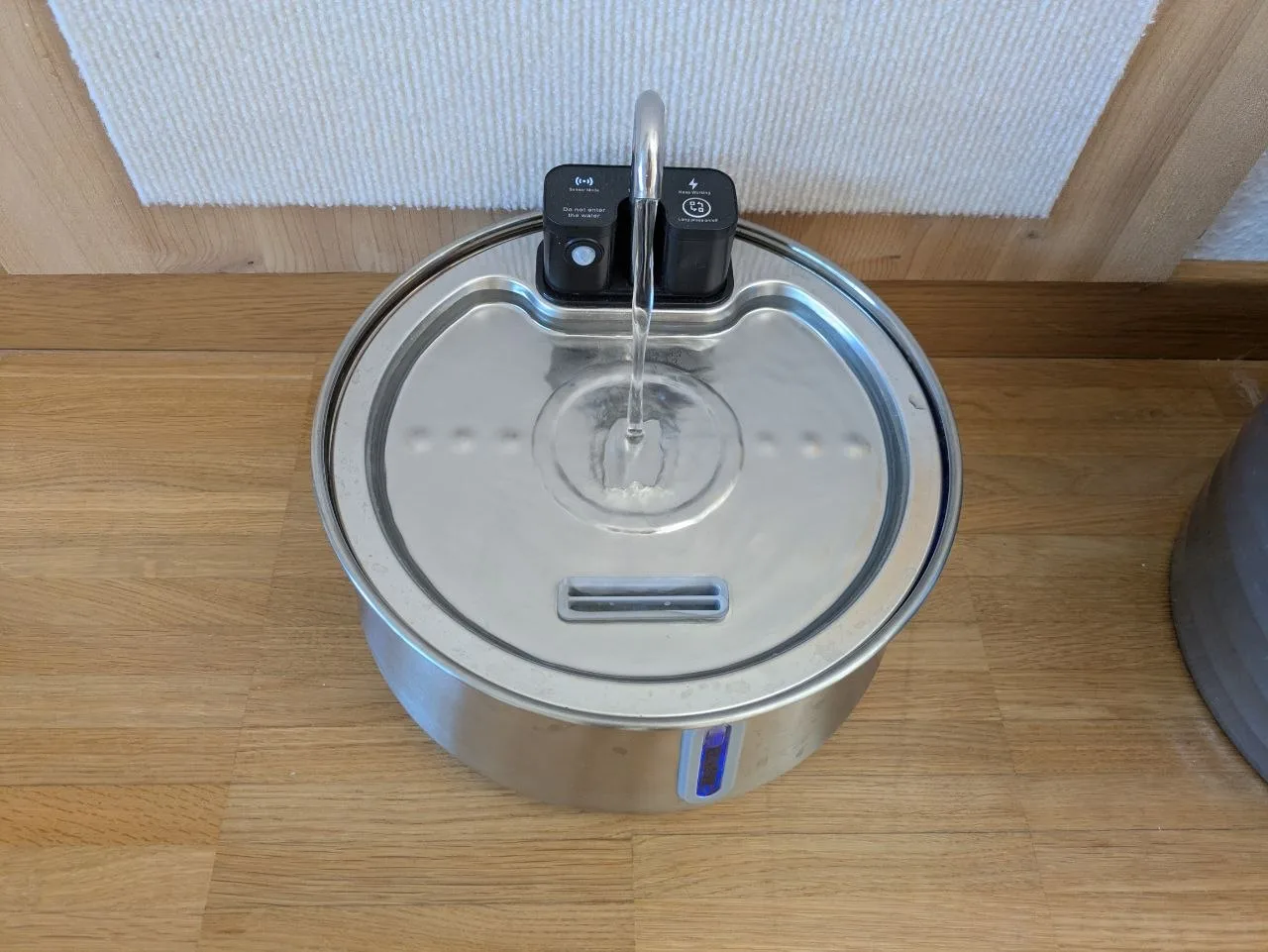 TrinkTiger NordFlow 3.0 mit fließendem Wasser und beleuchtetem Wasserstandsfenster.