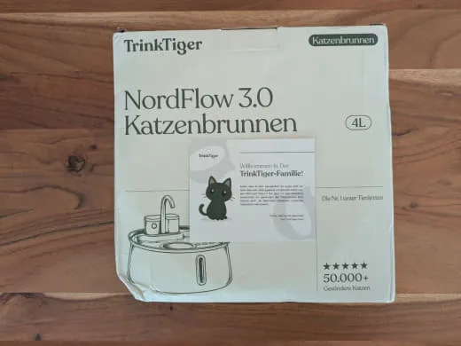 Verpackung des TrinkTiger NordFlow 3.0 mit Vier-Liter-Angabe und beiliegender Karte.