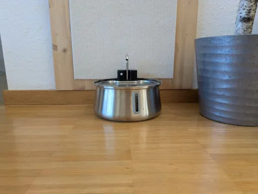 Frontansicht des Edelstahlbehälters am TrinkTiger NordFlow 3.0 mit Wasserstandsfenster.