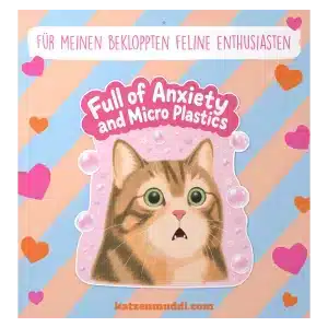 Getigerte Katze mit großen Augen, Seifenblasen und Spruch „Full of Anxiety and Micro Plastics“, Sticker auf Trägerkarte.