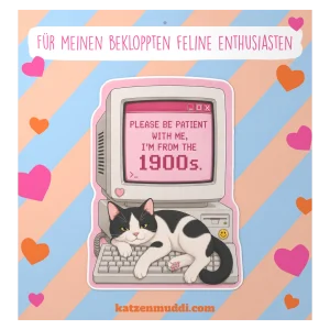 Schwarz-weiße Katze auf einer Retro-Computertastatur, Bildschirm mit „Please be patient with me, I’m from the 1900s.“, auf Trägerkarte.