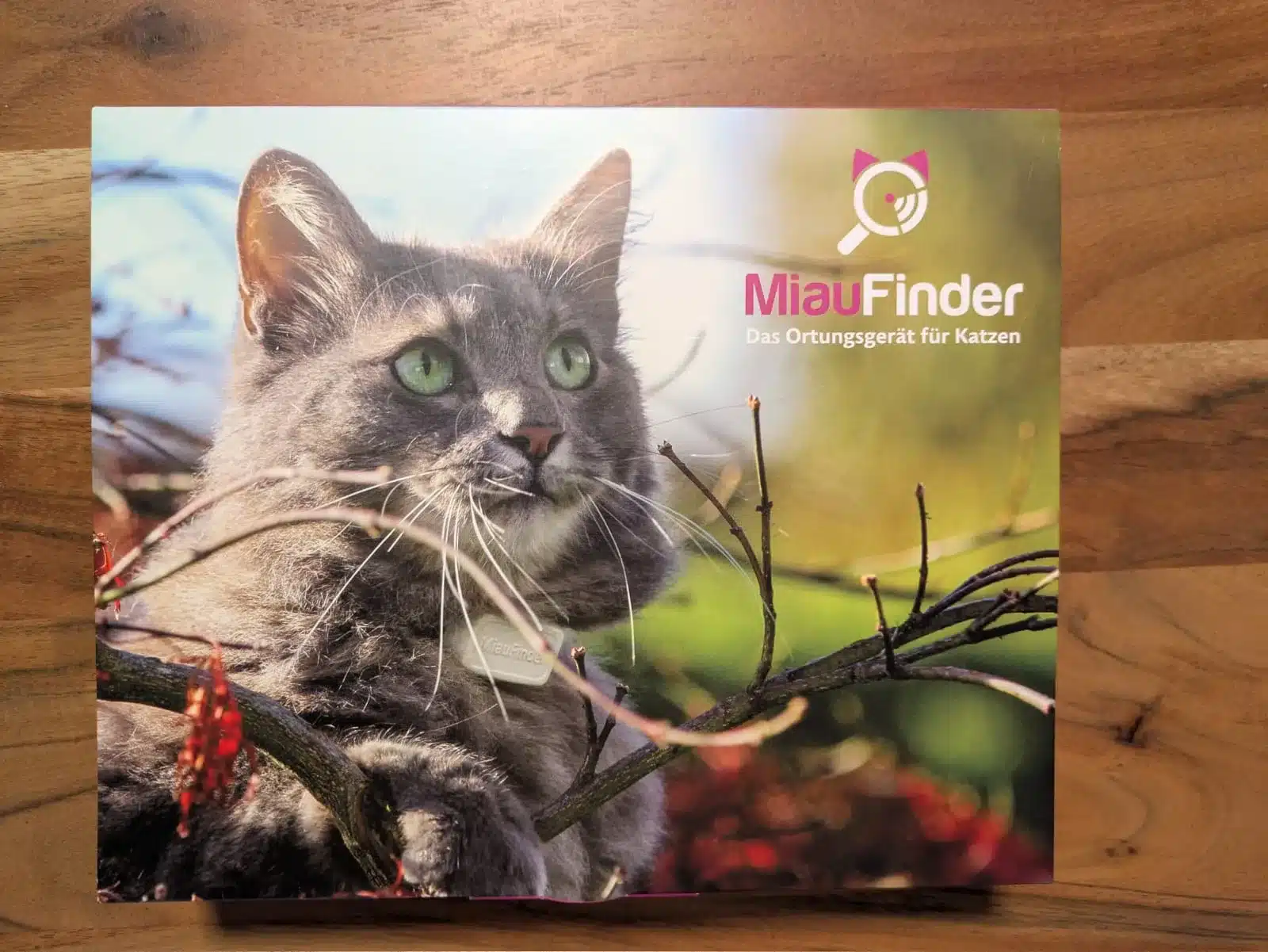 MiauFinder-Verpackung mit Katzenmotiv auf einem Holztisch