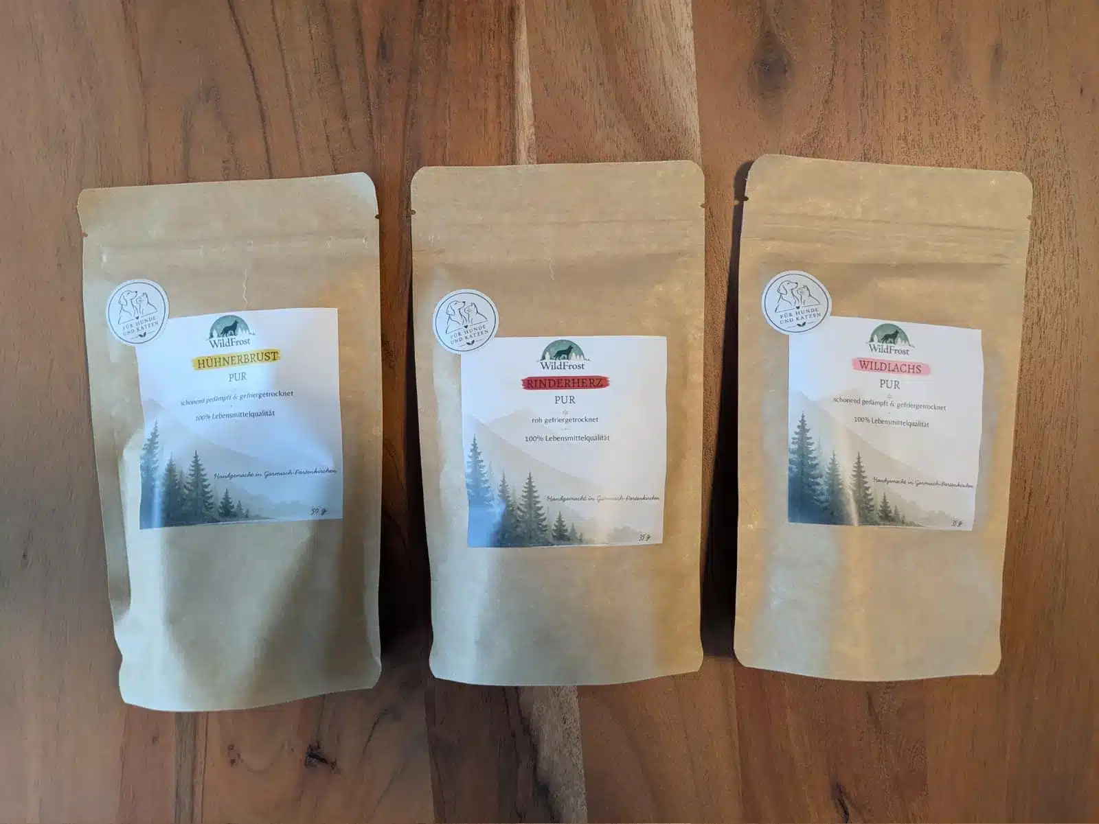 Drei WildFrost-Beutel nebeneinander: Hühnerbrust PUR, Rinderherz PUR und Wildlachs PUR.